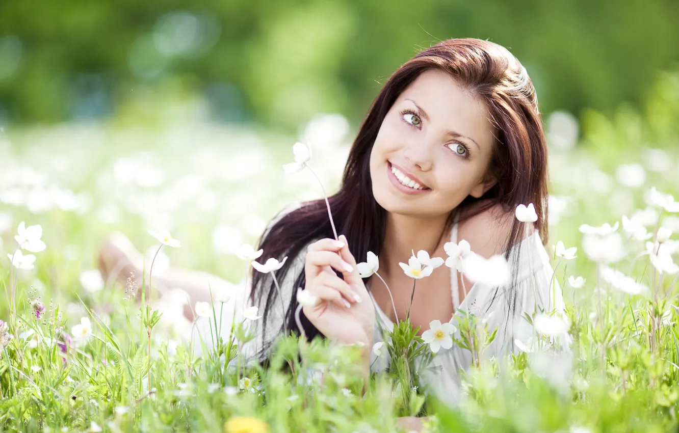 Фото обои взгляд, девушка, цветы, улыбка, шатенка, лужайка