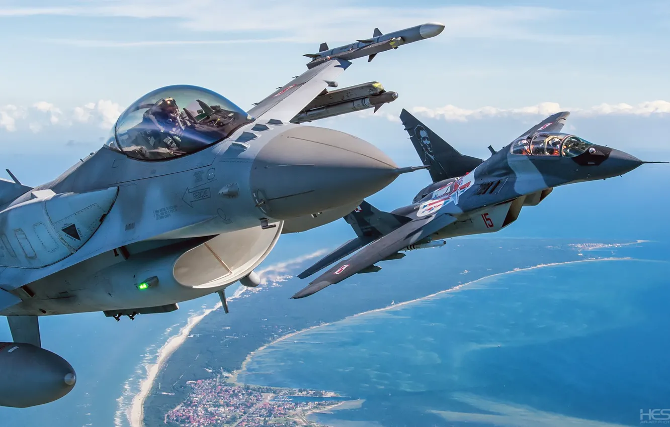 Фото обои Море, Истребитель, Фонарь, F-16, Миг-29, Пилот, F-16 Fighting Falcon, Кокпит