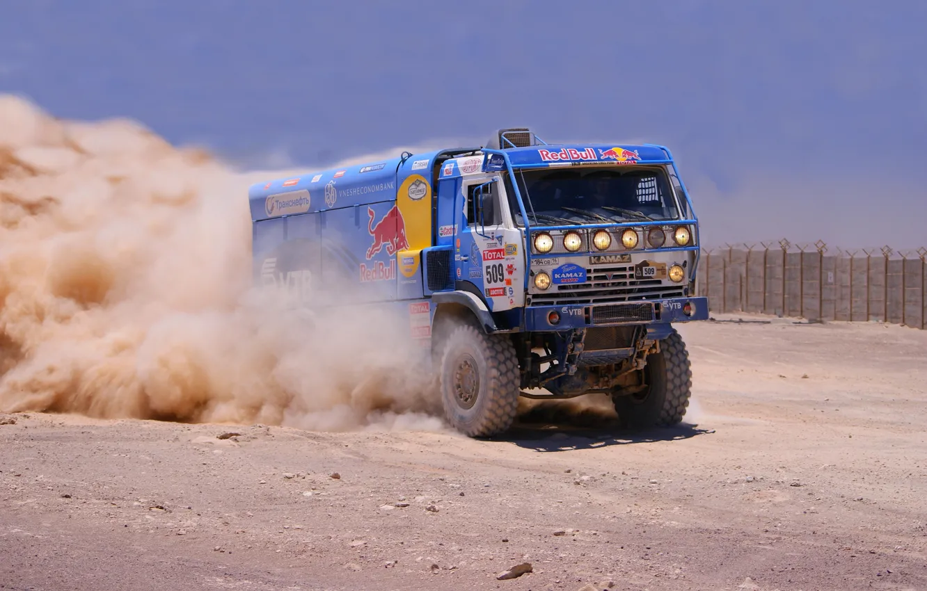 Фото обои Пыль, Спорт, Грузовик, KAMAZ, Rally, КАМАЗ, Dakar, Первый