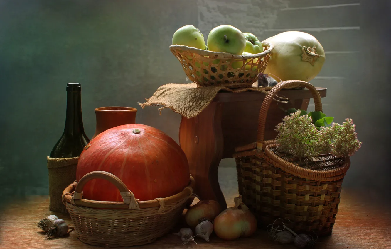Фото обои цветы, яблоки, бутылка, лук, тыква, кувшин, натюрморт, чеснок
