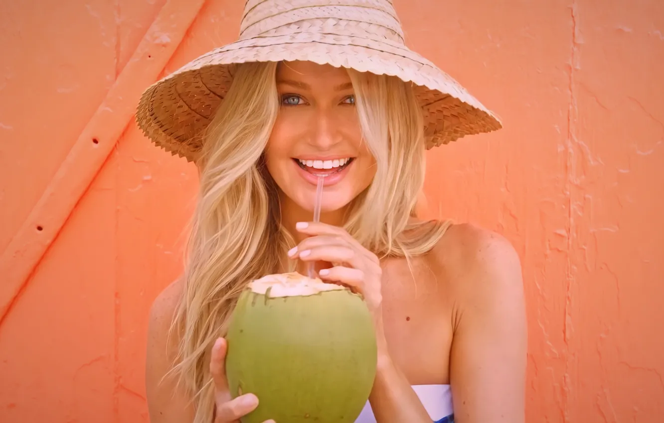Фото обои girl, beach, hat, smile, model, blonde, pose, coconut