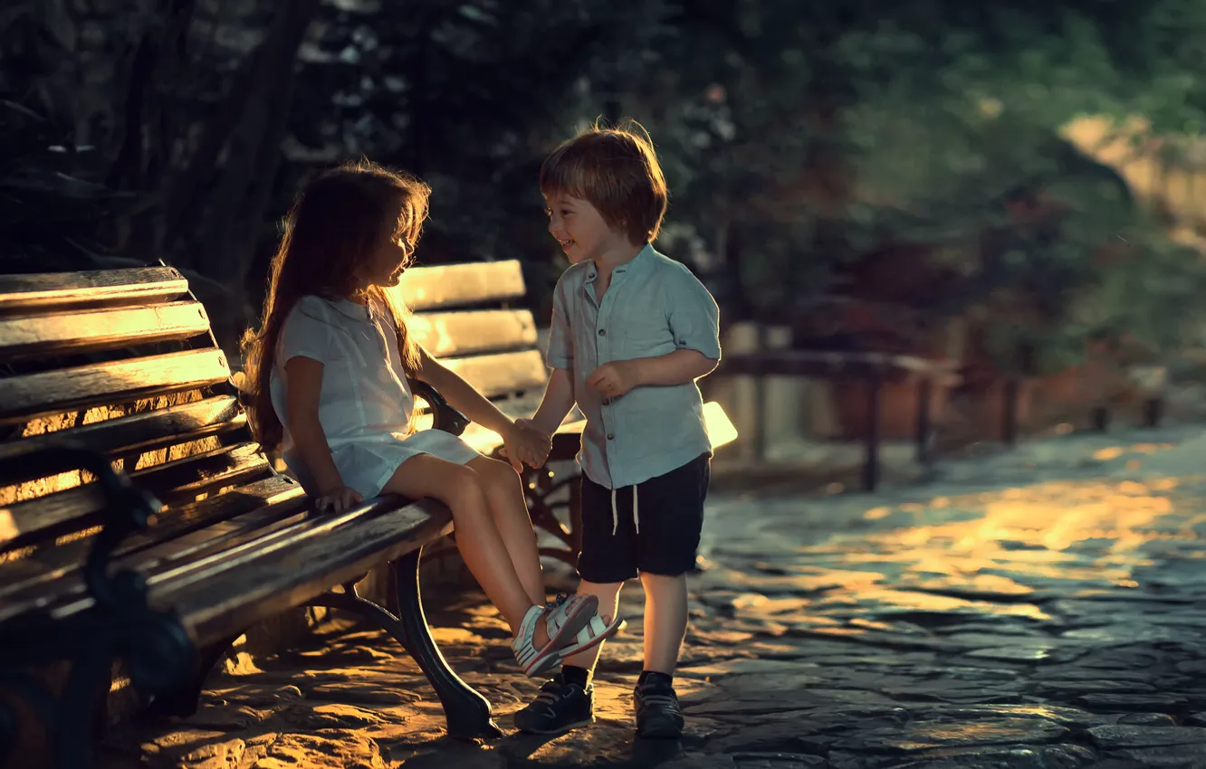Фото обои скамейка, дети, улица, вечер, мальчик, девочка, парочка, Марианна Смолина
