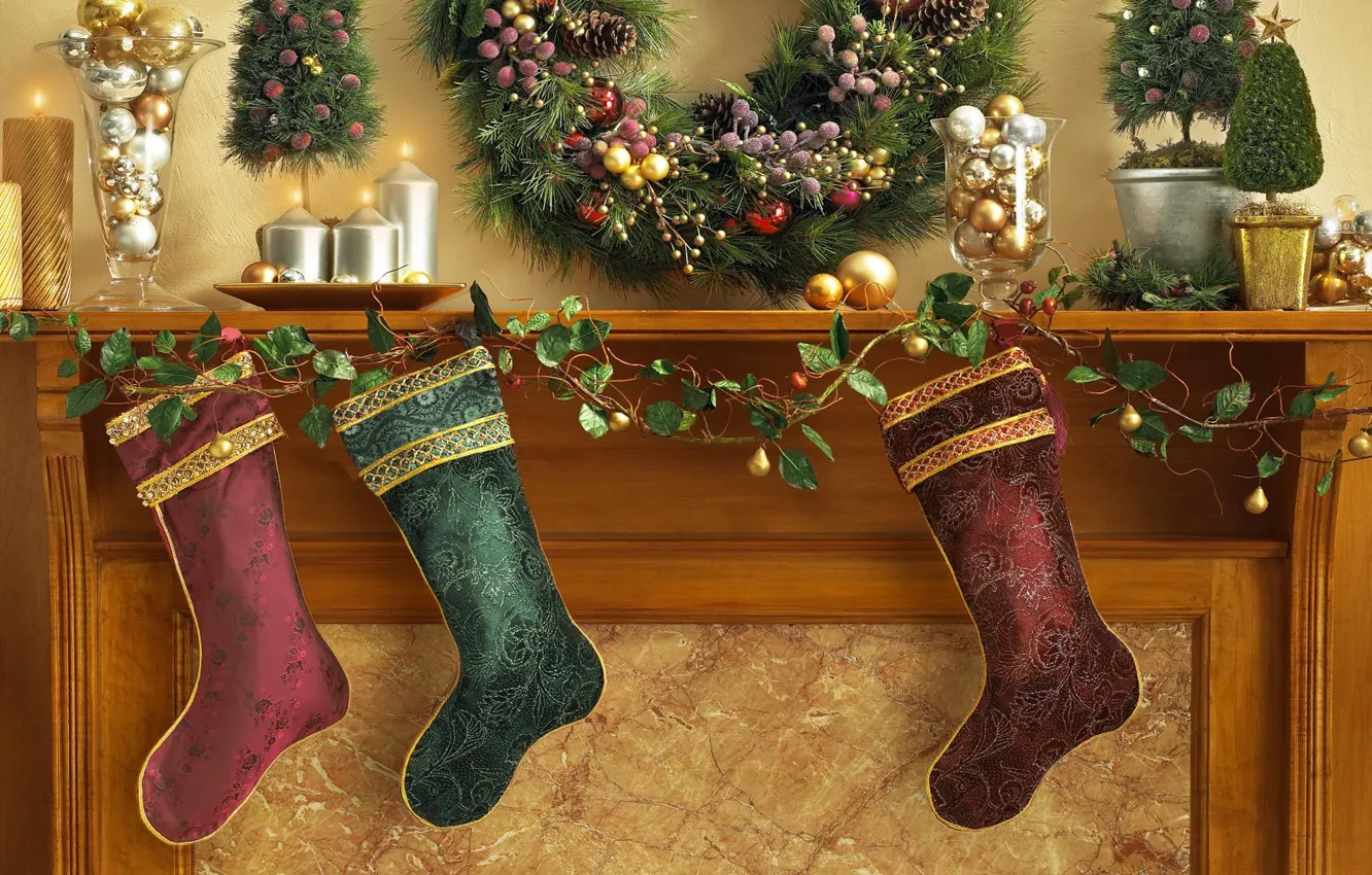 Фото обои украшения, праздник, шары, рождество, свечи, носки, камин