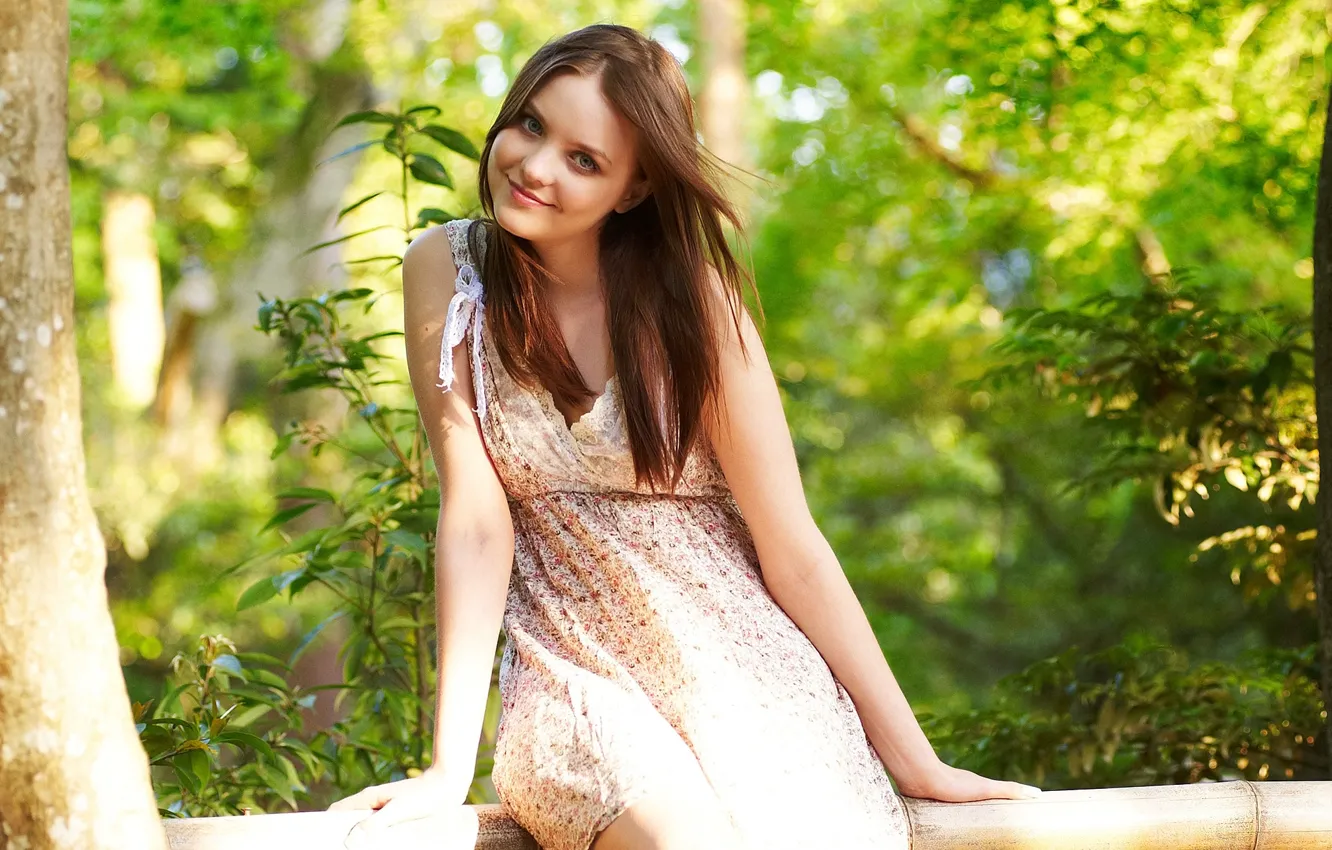 Фото обои взгляд, девушка, улыбка, дерево, листва, платье, шатенка, бревно