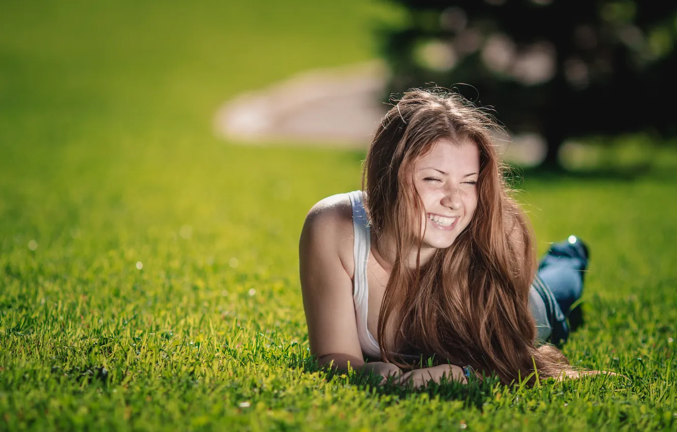 Фото обои трава, девушка, радость, природа, улыбка, настроение