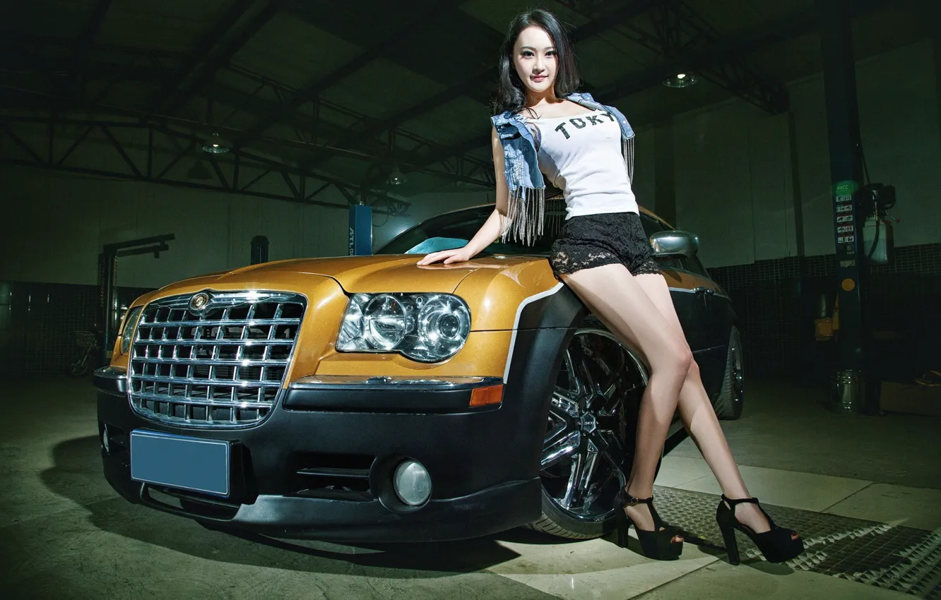 Фото обои авто, взгляд, Девушки, гараж, Chrysler, азиатка, красивая девушка, оперлась на машину