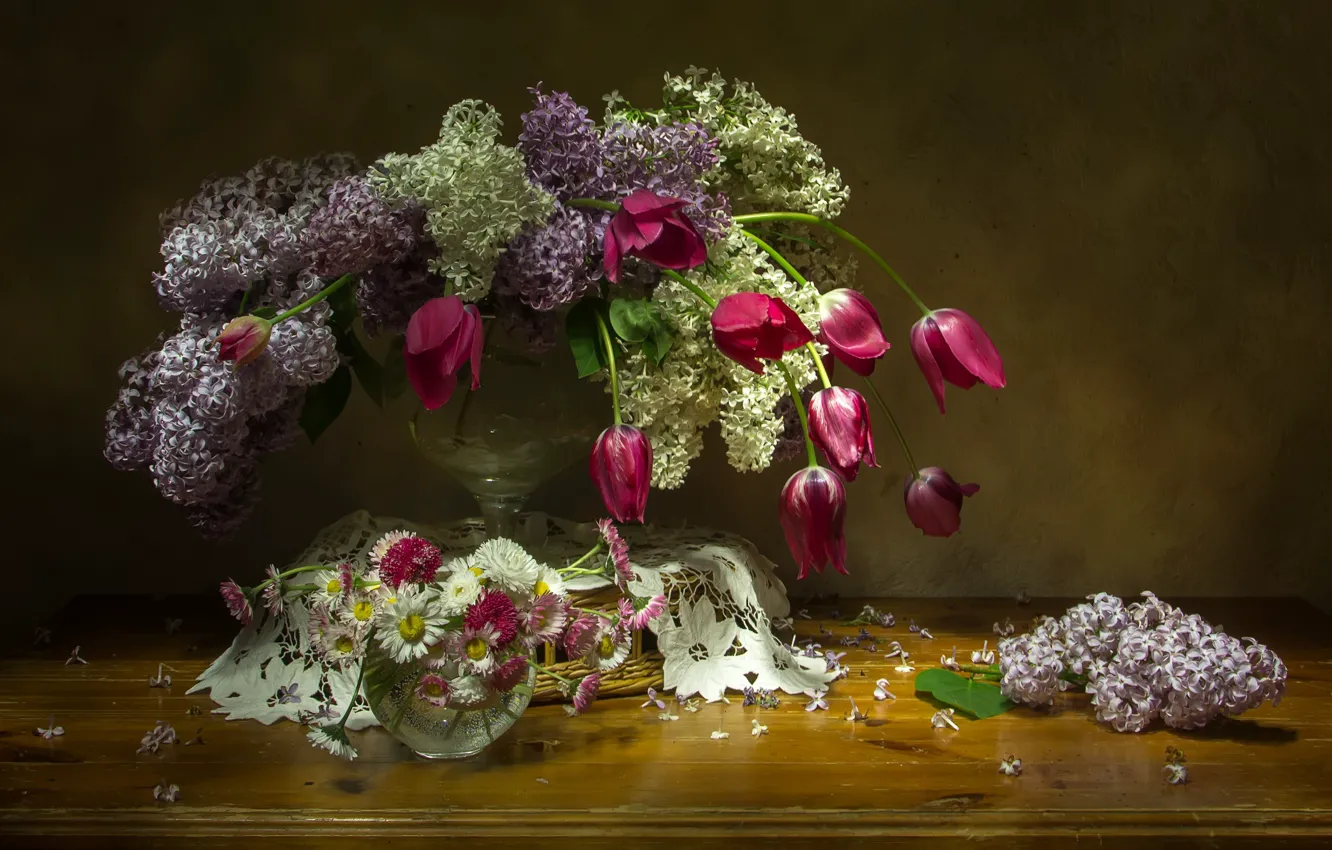 Фото обои цветы, ветки, стол, тюльпаны, ваза, сирень, салфетка, вазочка