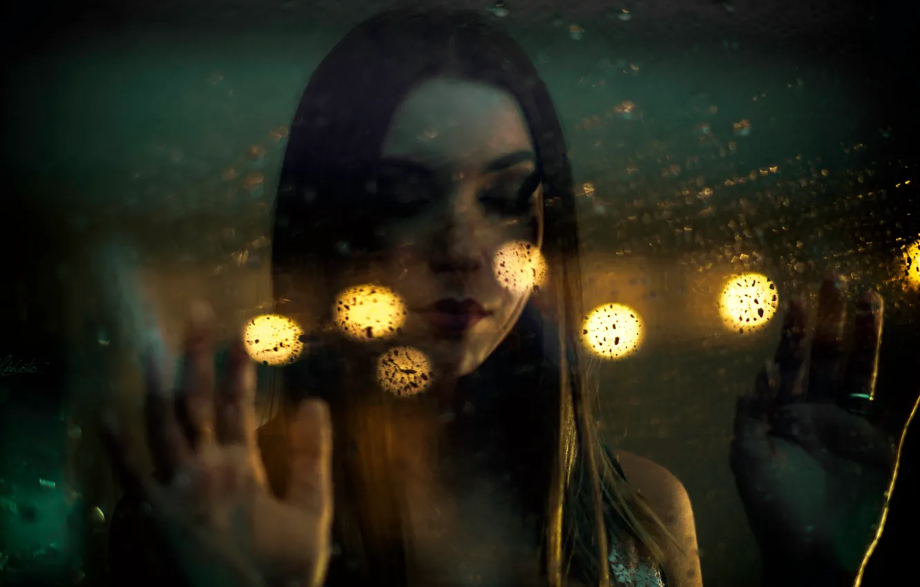 Фото обои стекло, девушка, капли, свет, дождь, боке, мокрое стекло