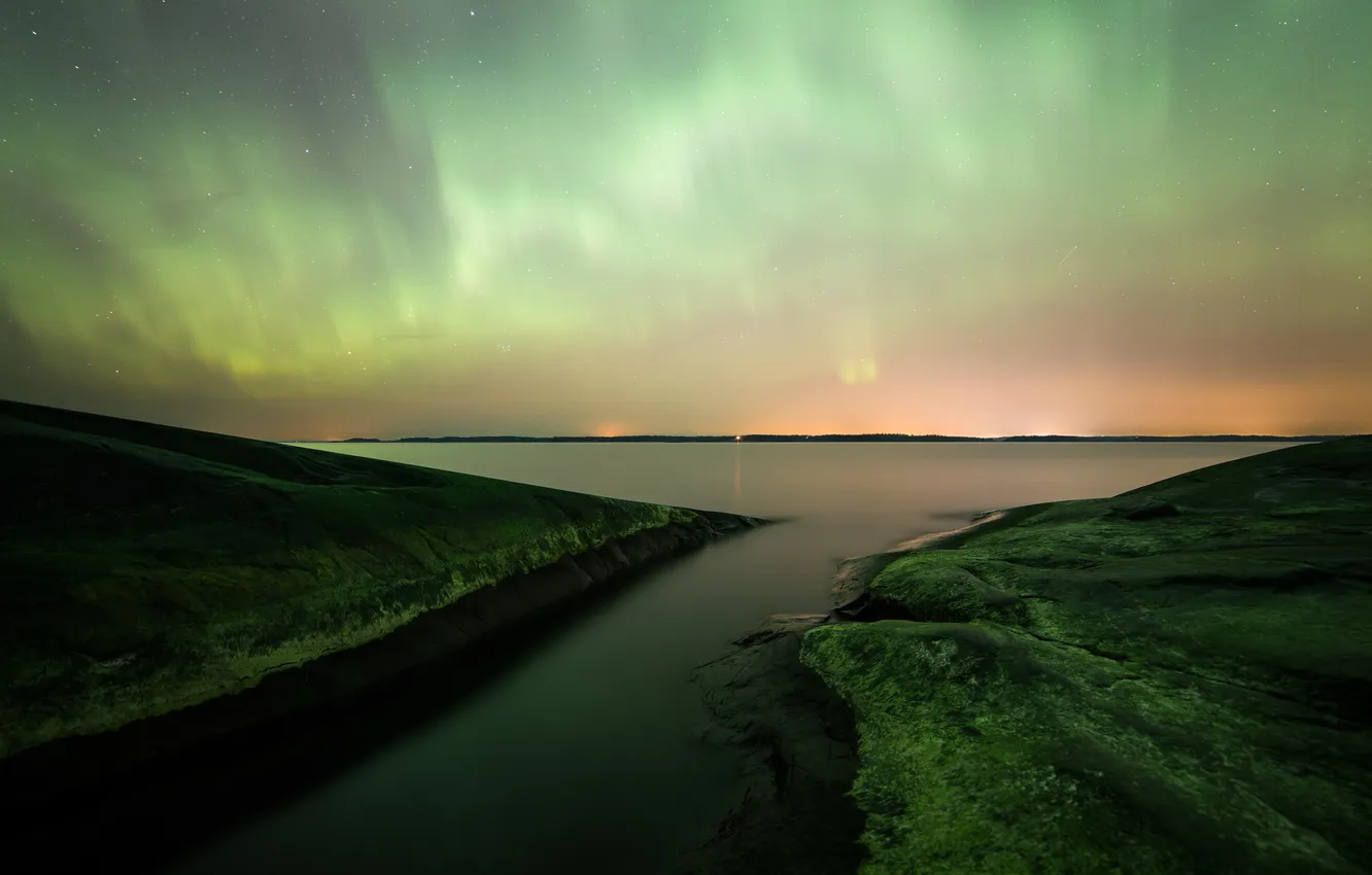 Фото обои небо, звезды, ночь, камни, северное сияние, панорама, Финляндия