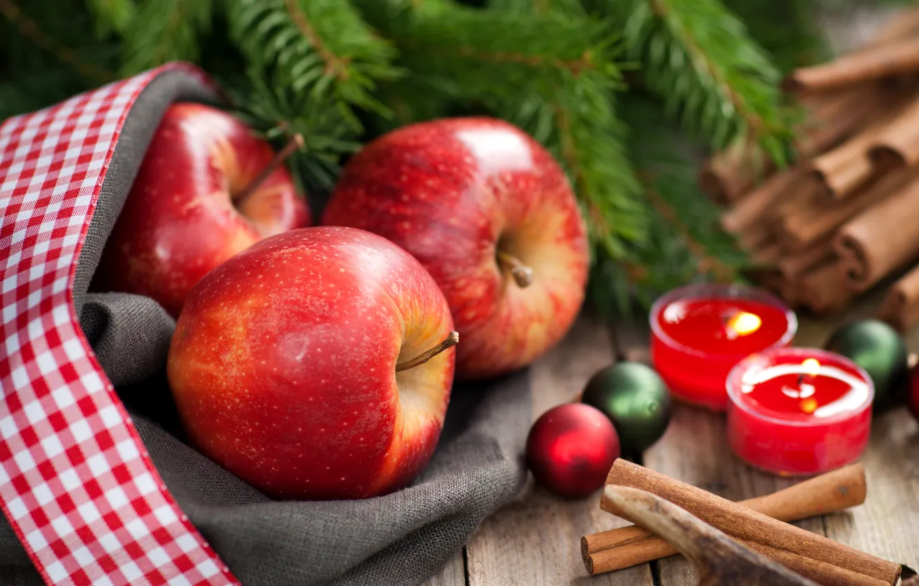 Фото обои зима, шарики, ветки, яблоки, ель, палочки, свечи, красные