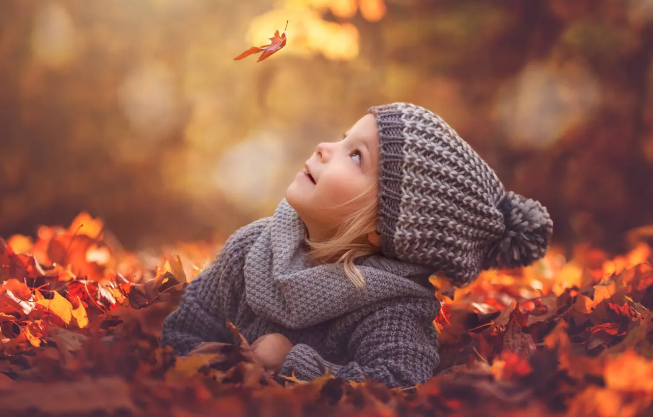 Фото обои осень, листья, настроение, листва, шапка, девочка, листик, боке