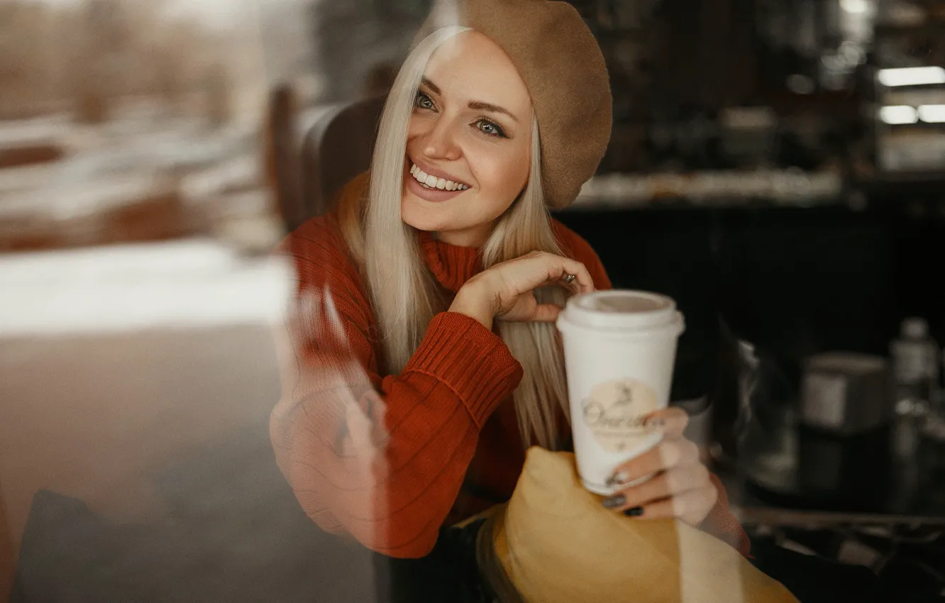 Фото обои стекло, девушка, улыбка, блондинка, стаканчик, берет, Иван Ковалёв