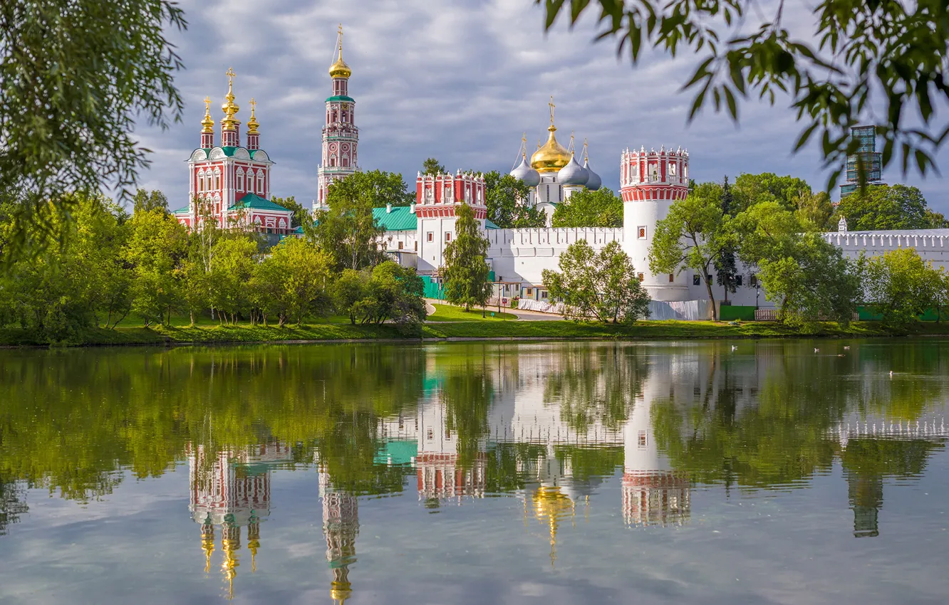 Фото обои деревья, отражение, река, Москва, Россия, архитектура, монастырь, Москва-река