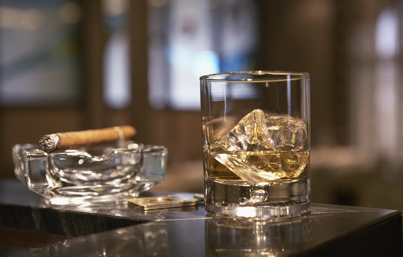 Фото обои стакан, лёд, сигара, виски, пепельница, стойка