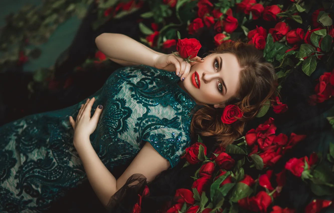 Фото обои взгляд, девушка, цветы, красный, лицо, поза, женщина, портрет