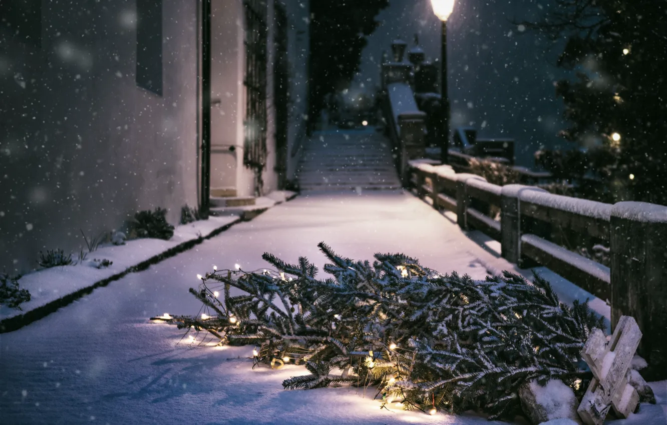 Фото обои зима, свет, ночь, город, дом, праздник, улица, забор