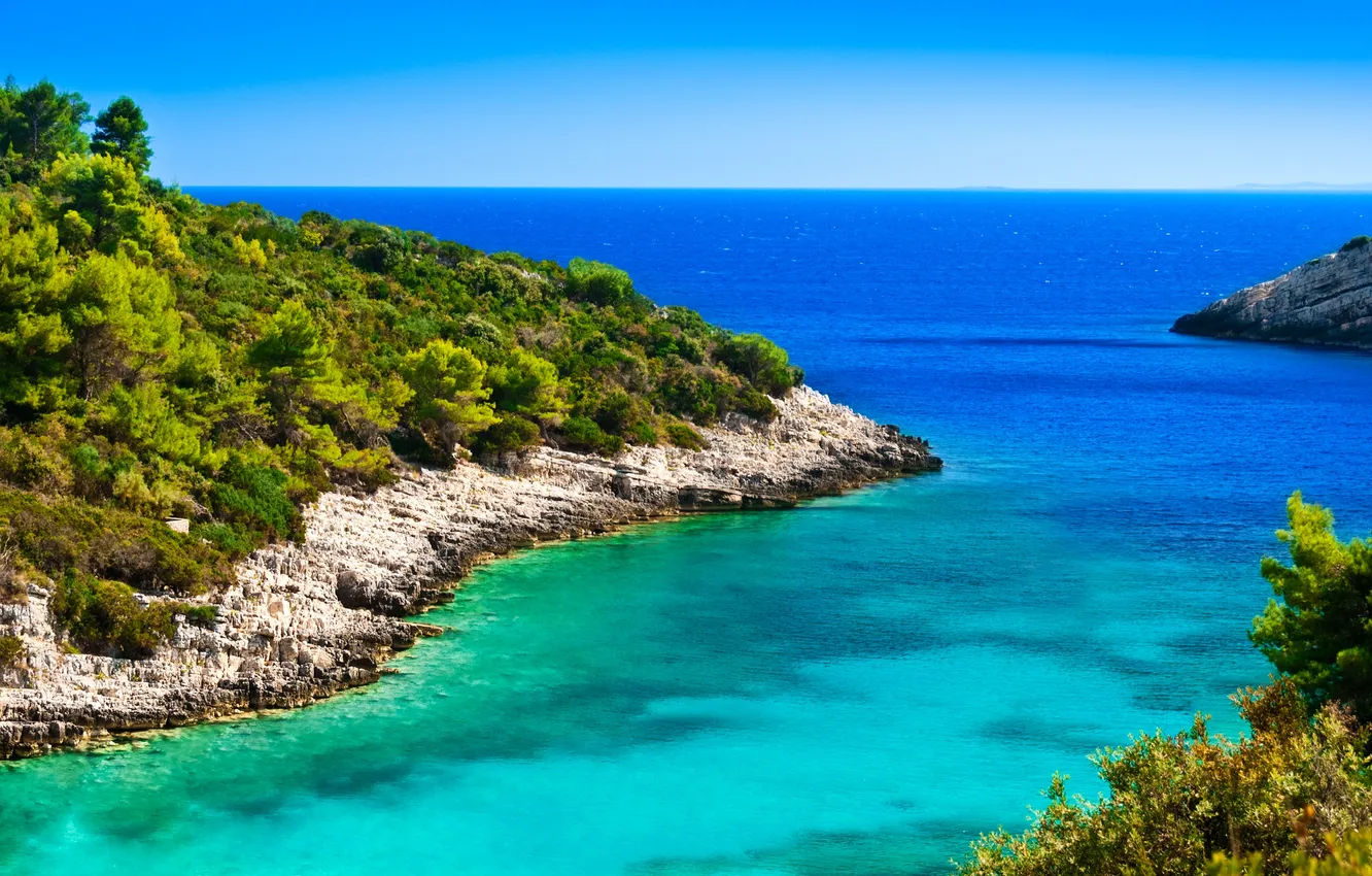Фото обои море, небо, камни, побережье, горизонт, кусты, Хорватия