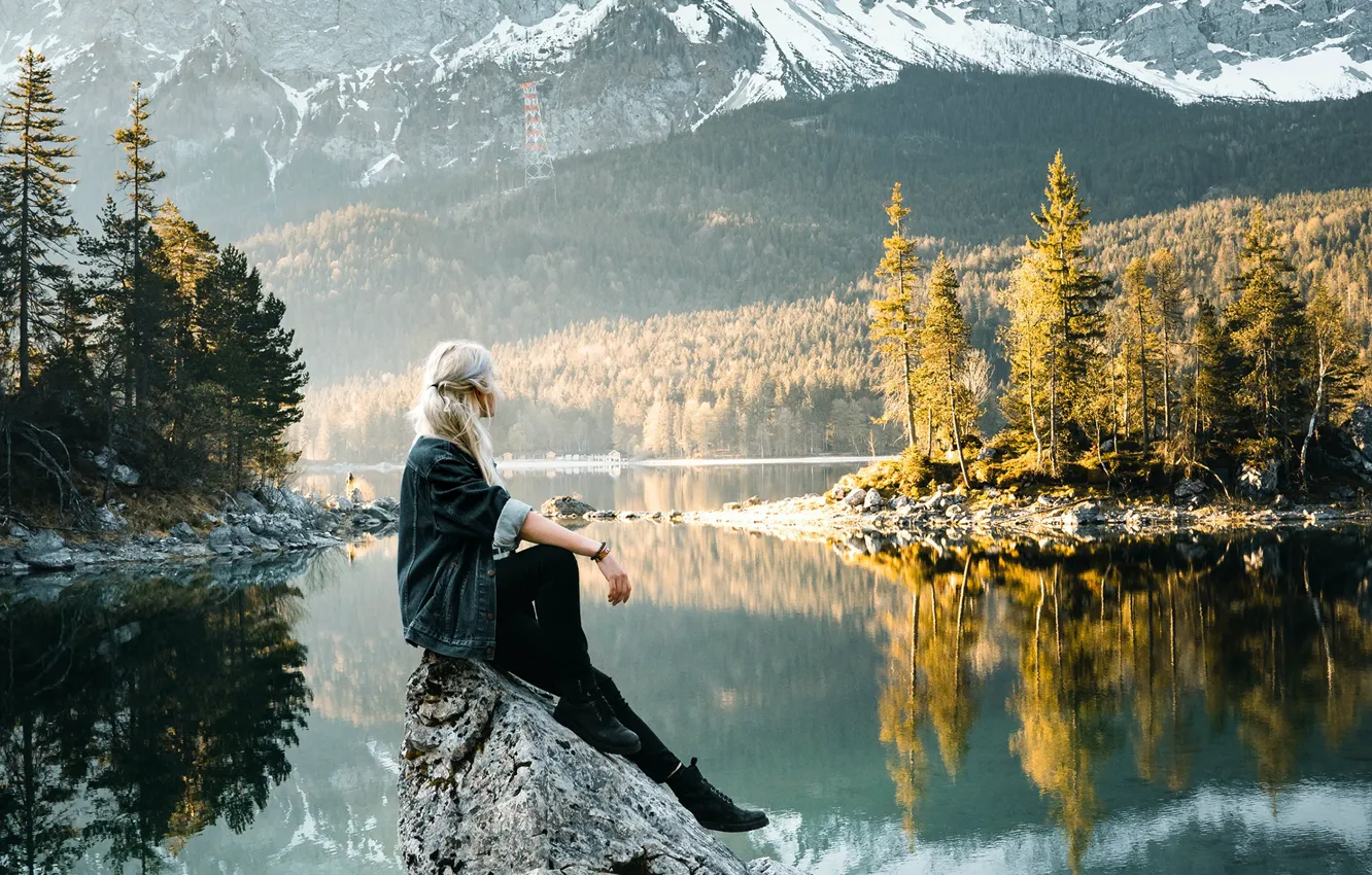 Фото обои лес, девушка, горы, поза, озеро, отражение