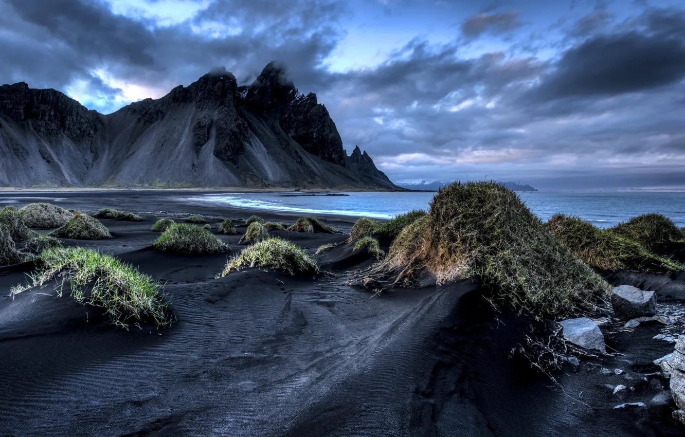 Фото обои море, трава, облака, горы, берег, Исландия, Iceland, черный песок