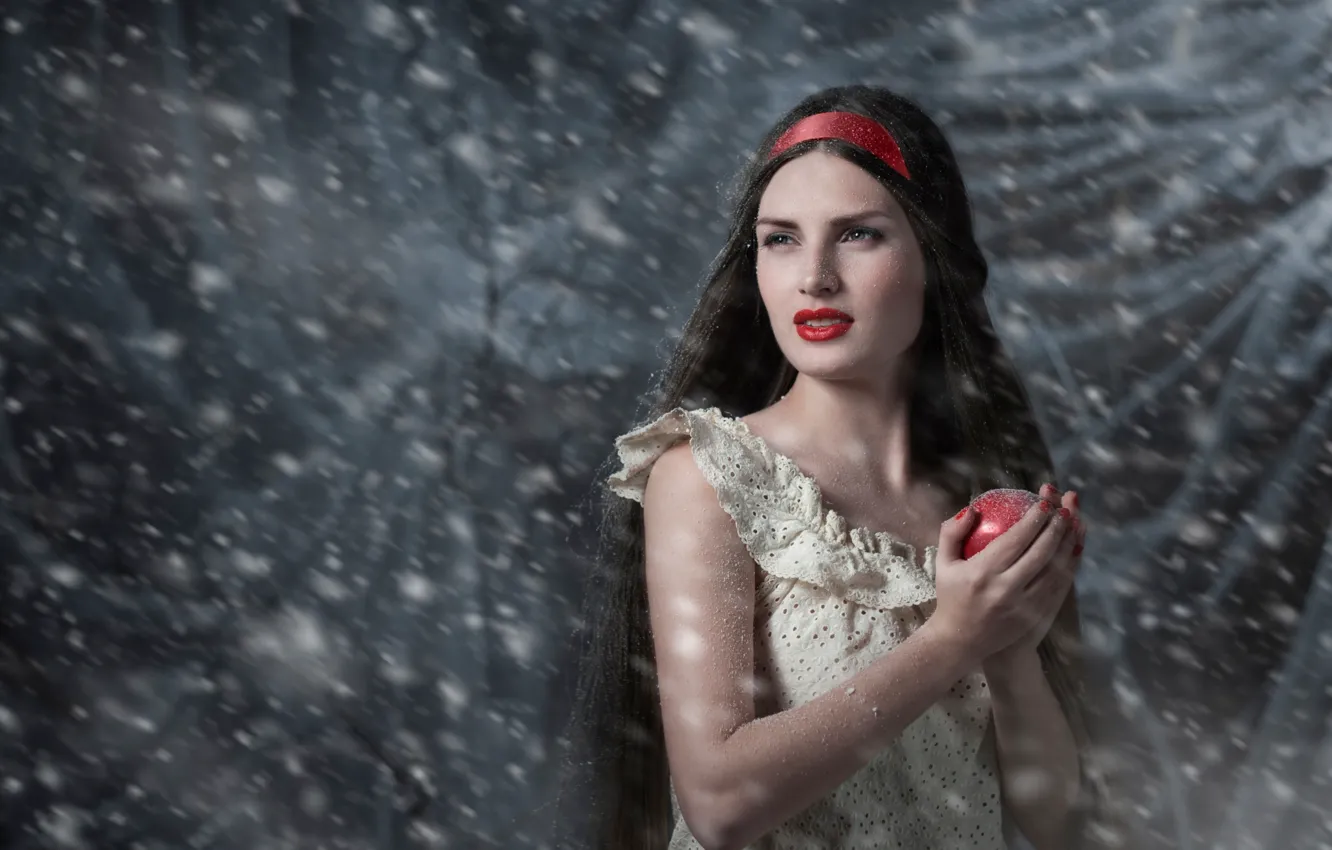 Фото обои снег, яблоко, Белоснежка, по мотивам сказки