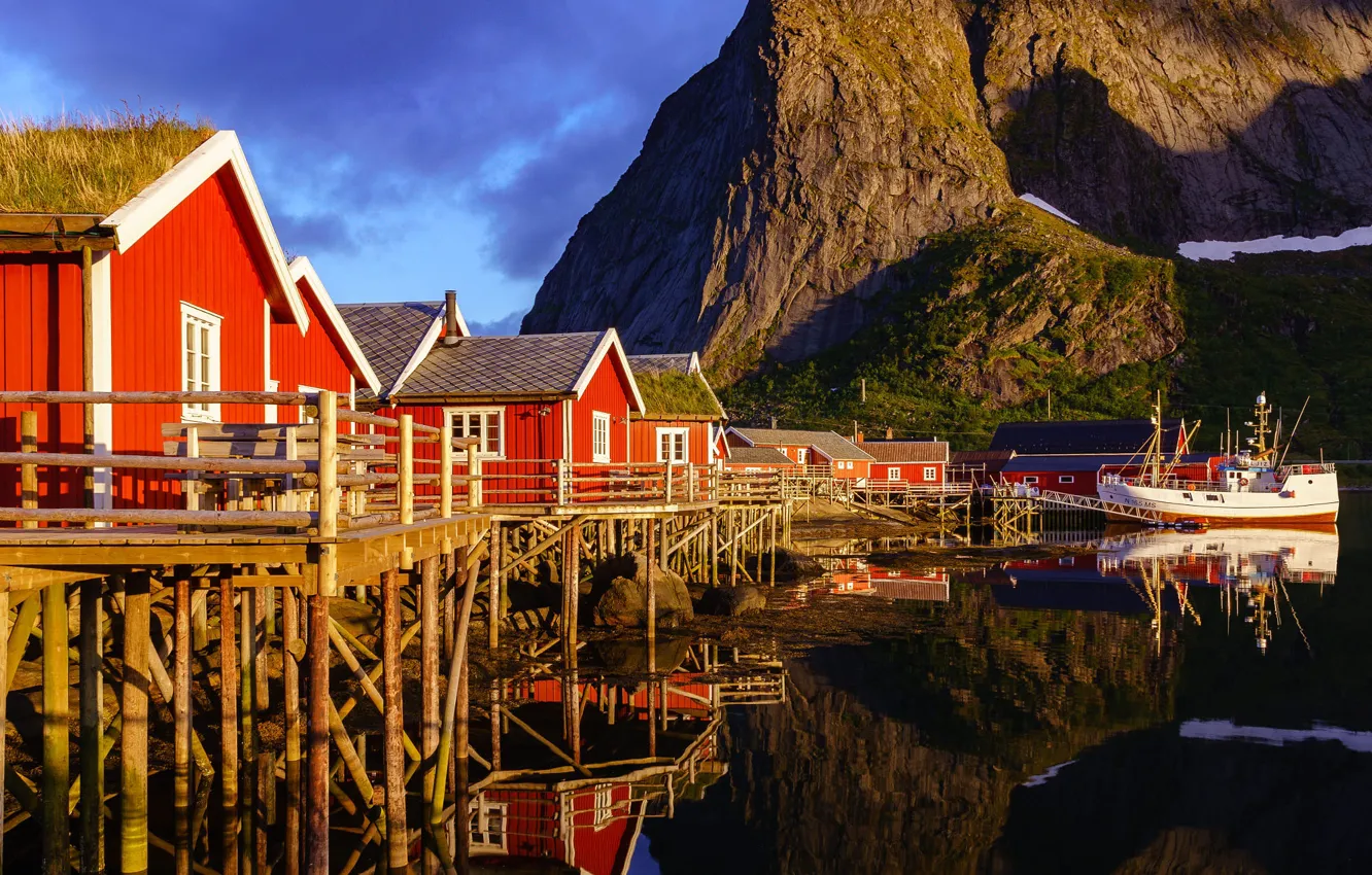 Фото обои свет, горы, отражение, берег, лодка, Норвегия, красные, домики