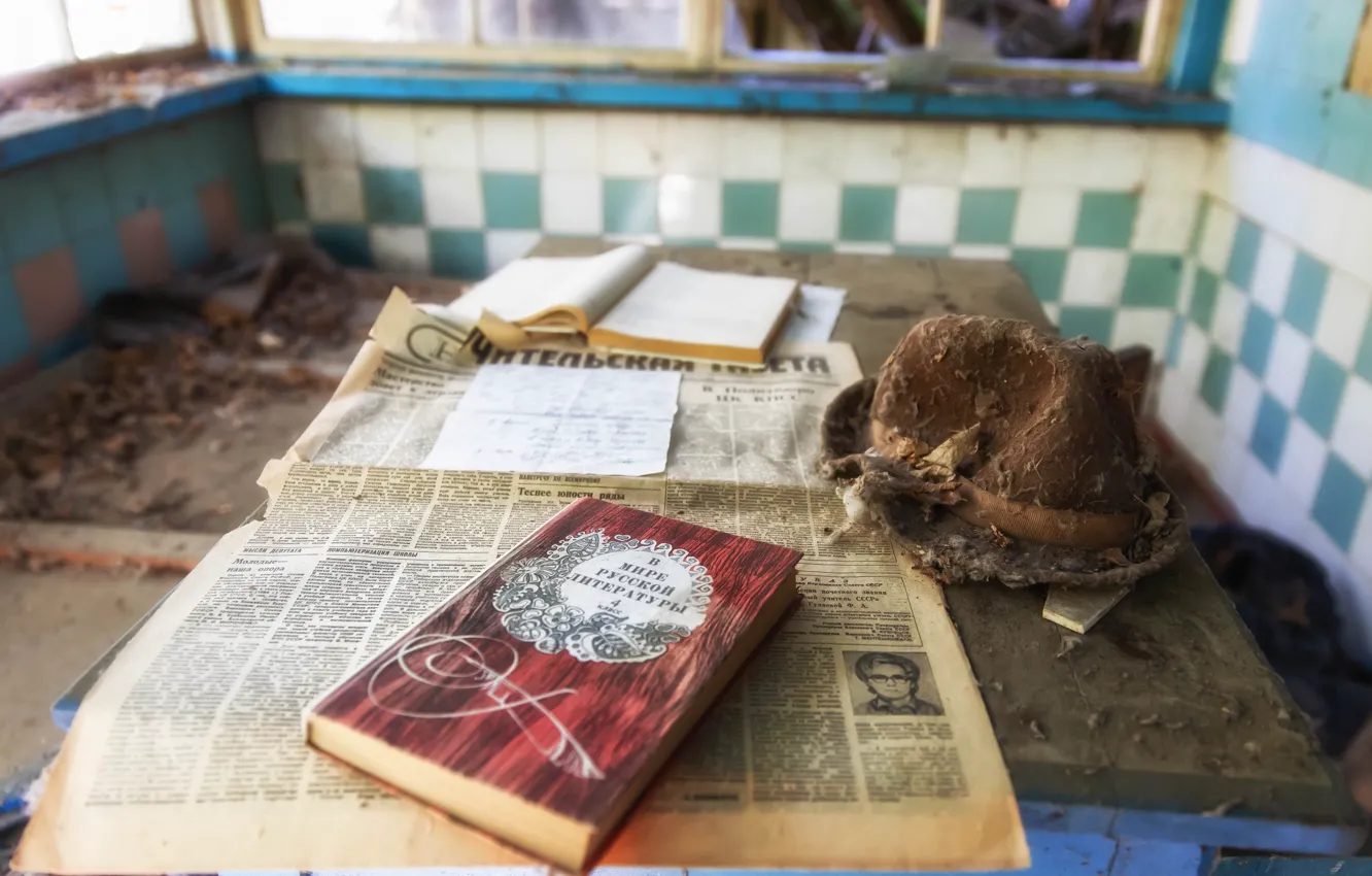 Фото обои комната, шляпа, газета, книга, Чернобыль, зона отчуждения