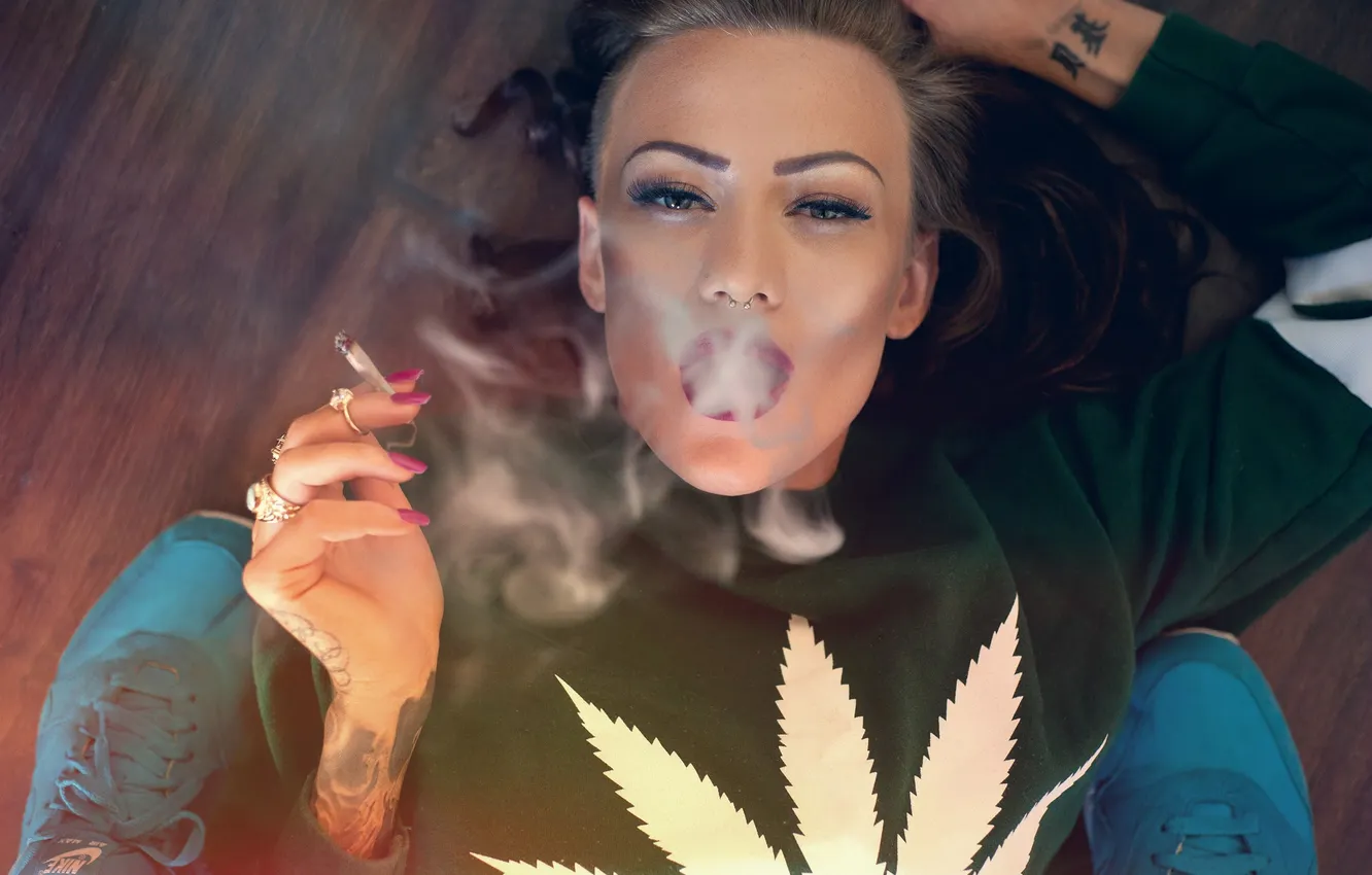 Фото обои девушка, дым, пирсинг, сигарета, татуировка, girl, model, Jack Russell photography