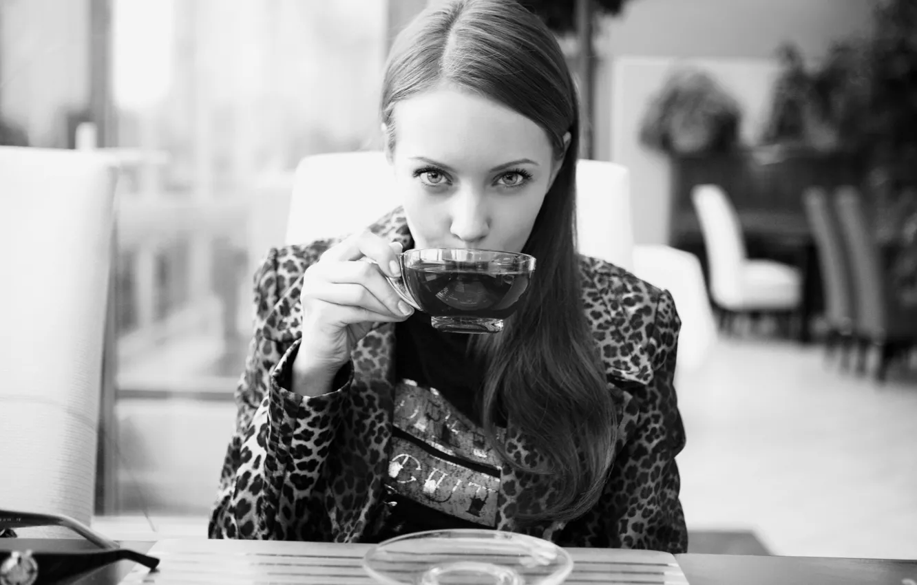 Фото обои взгляд, девушка, модель, очки, чашка, блюдце, Наташа Ларина, чай или кофе