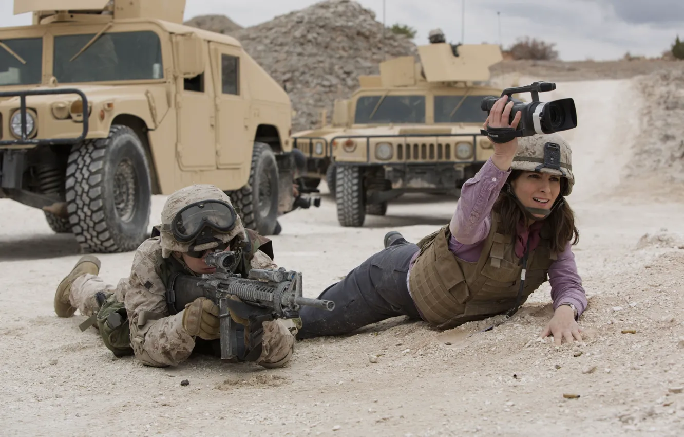 Фото обои cinema, girl, gun, pistol, soldier, desert, military, weapon