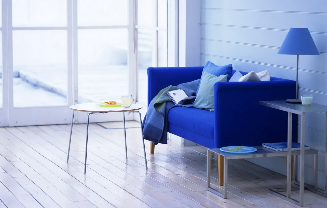 Фото обои синий, дизайн, стиль, стол, комната, диван, лампа, еда
