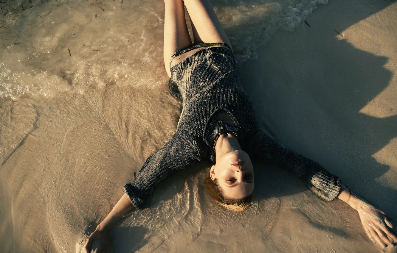 Фото обои песок, вода, девушка, модель