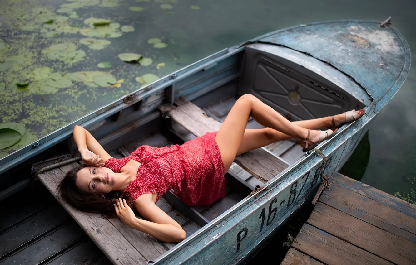 Фото обои девушка, поза, лодка, платье, ножки, Дмитрий Шульгин