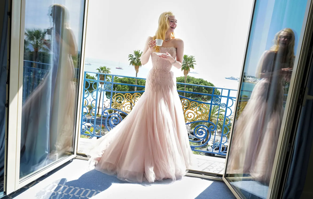Фото обои море, девушка, поза, фото, смех, платье, балкон, Elle Fanning