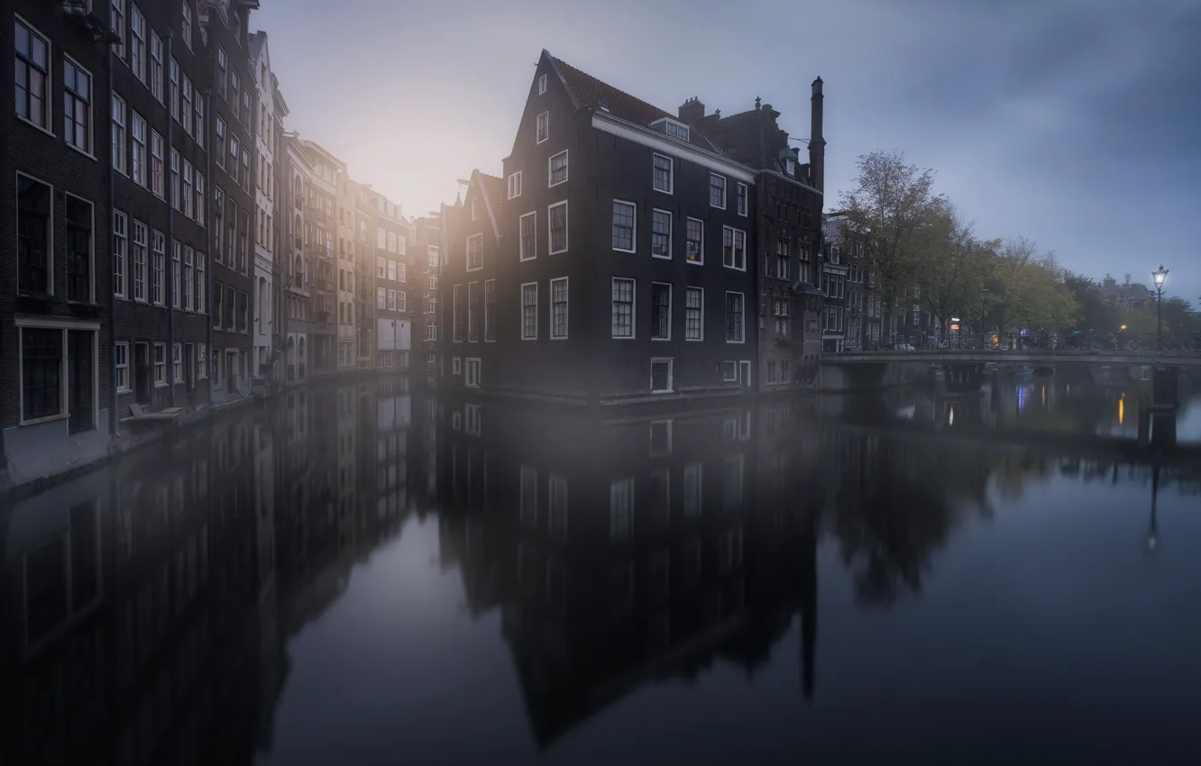 Фото обои отражения, город, дома, Амстердам, канал, дымка, Нидерланды