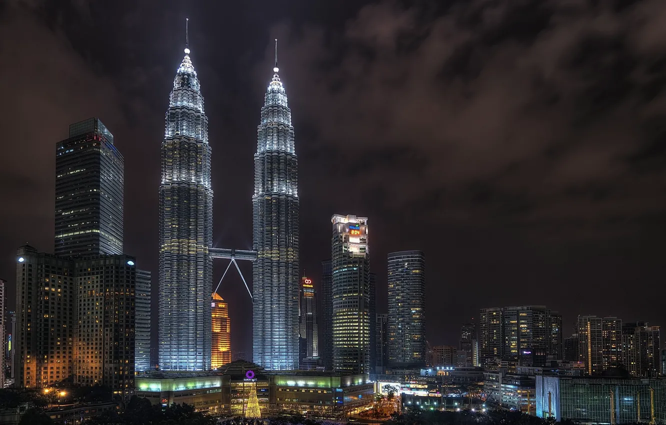 Фото обои ночь, тучи, город, здания, Малайзия, Куала Лумпур