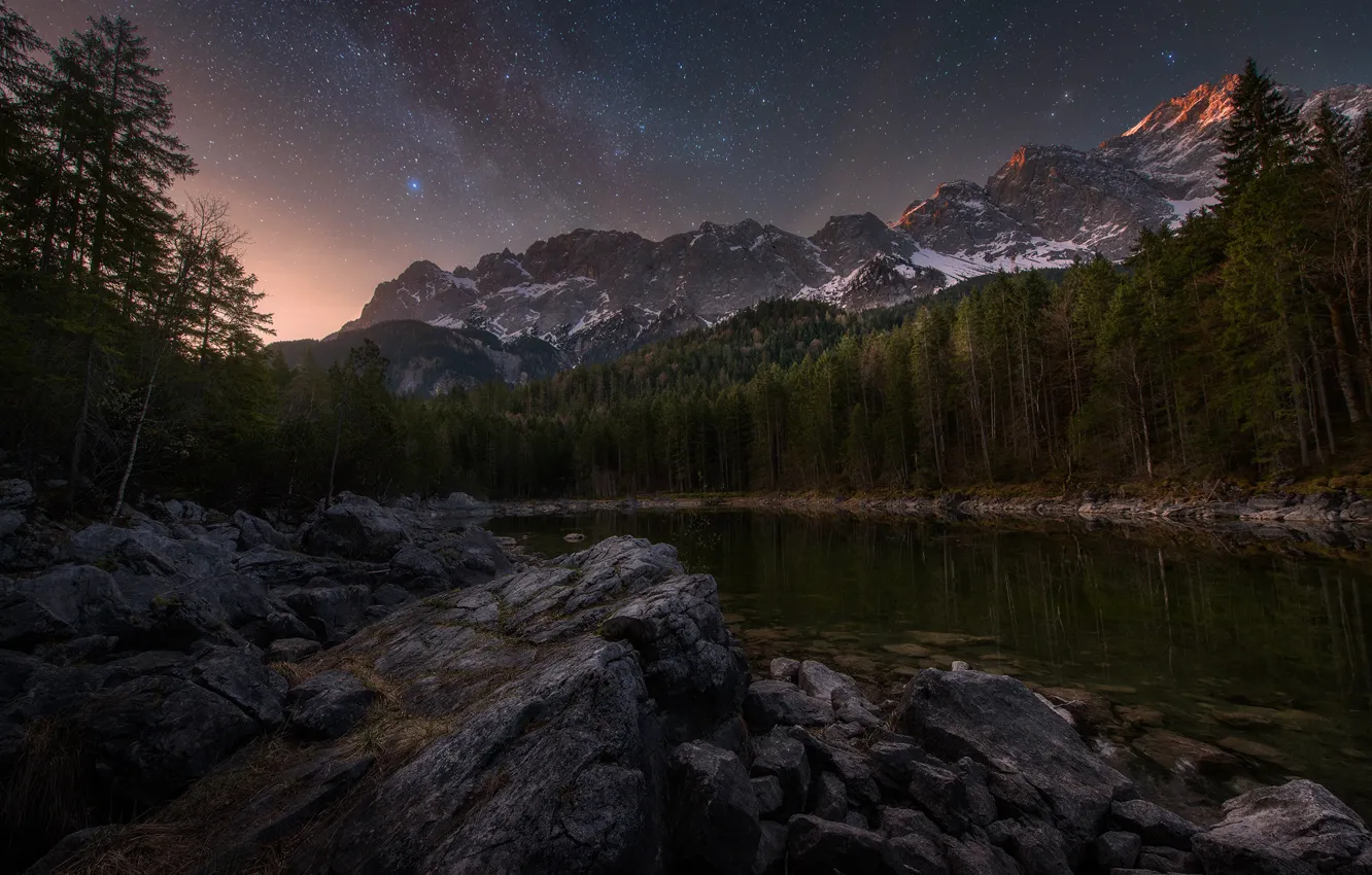 Фото обои лес, небо, звезды, горы, ночь, озеро, камни, скалы