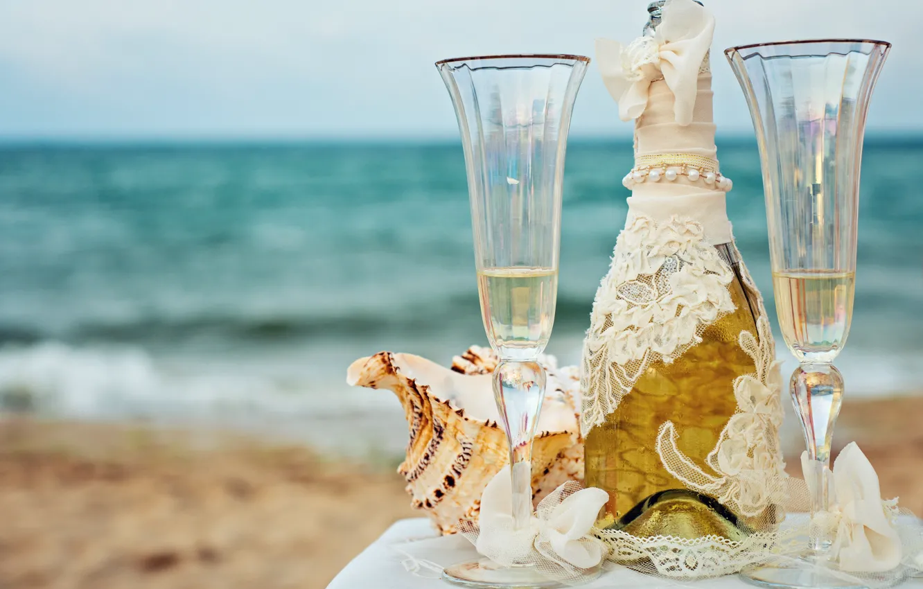 Фото обои море, пляж, небо, стол, фон, вино, бутылка, горизонт