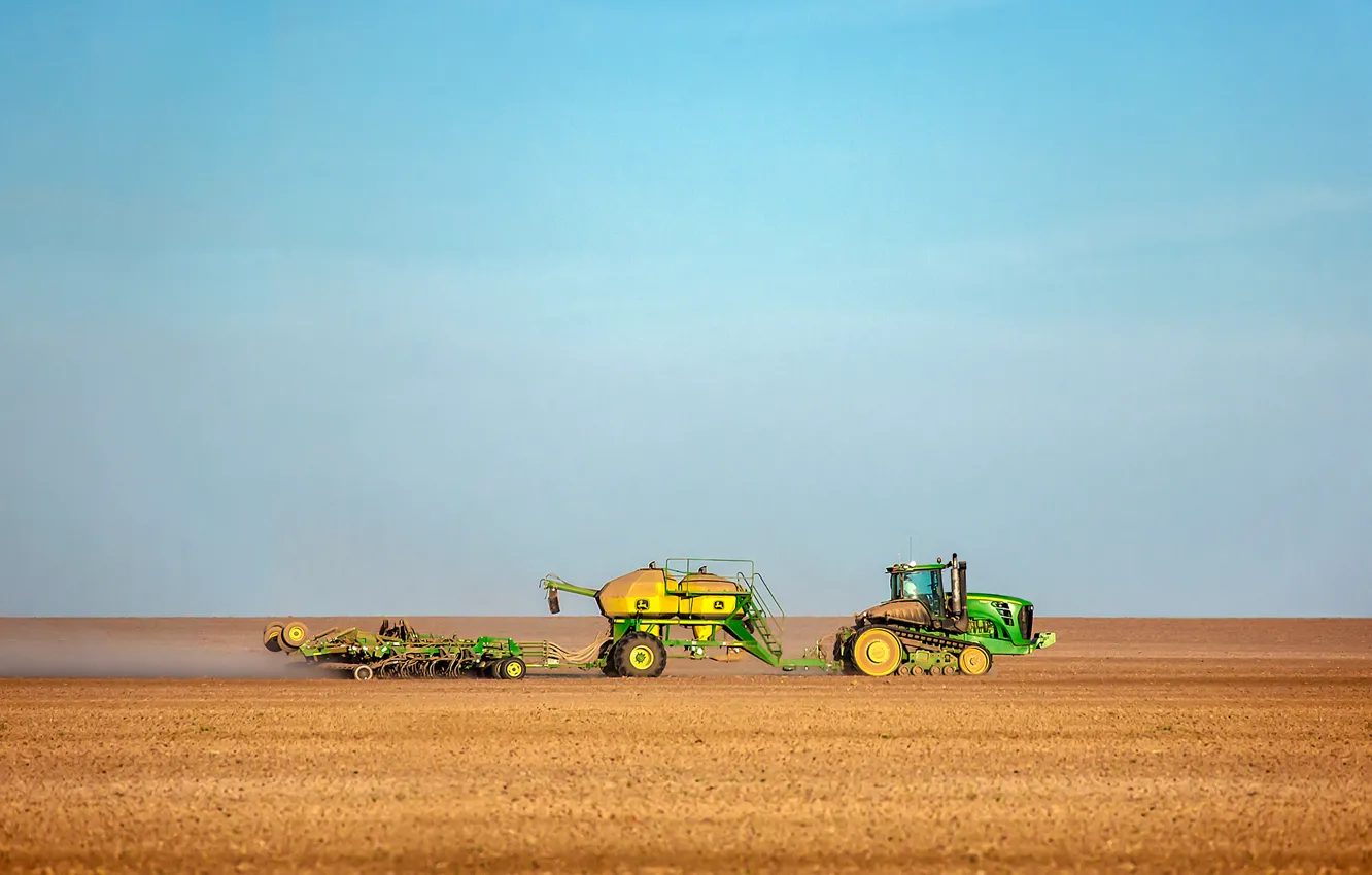 Фото обои небо, поля, пыль, урожай, трактор, фермы