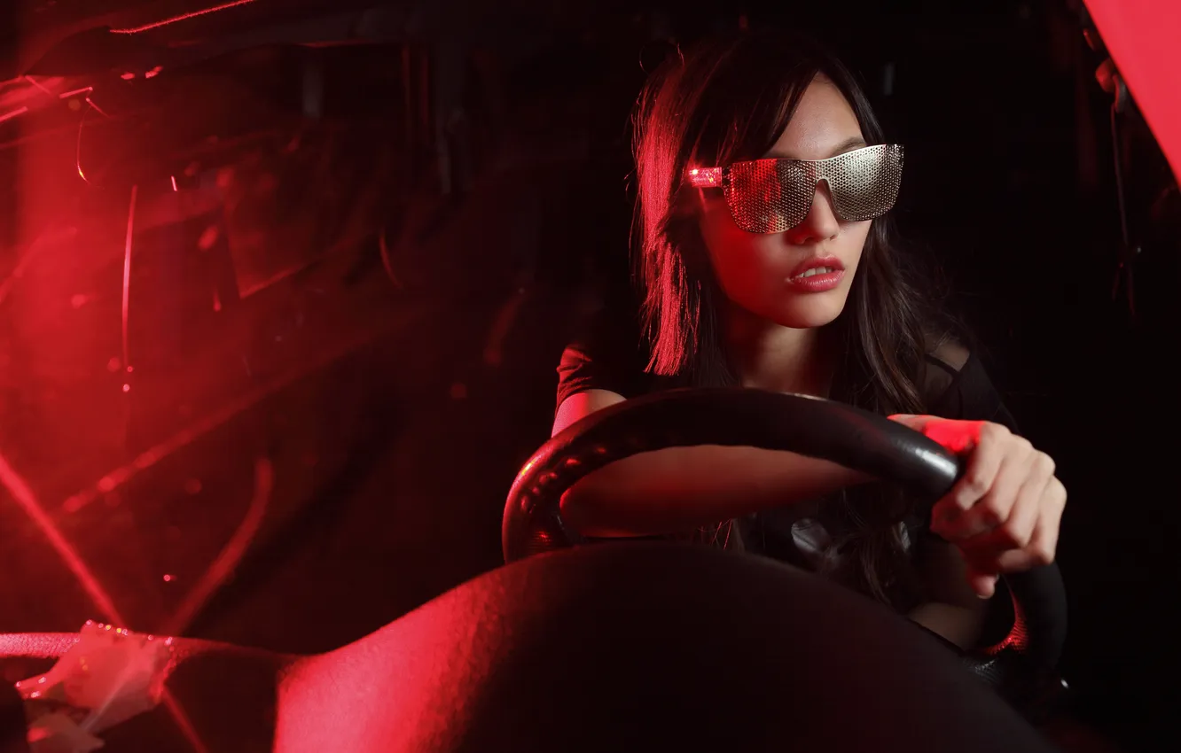 Фото обои девушка, лицо, руль, очки, губы