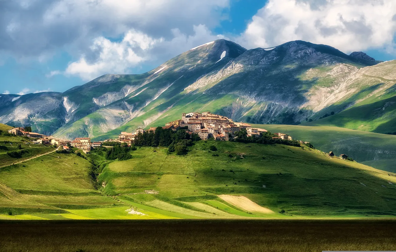 Фото обои grass, mountain, italy, castle, town, castelluccio