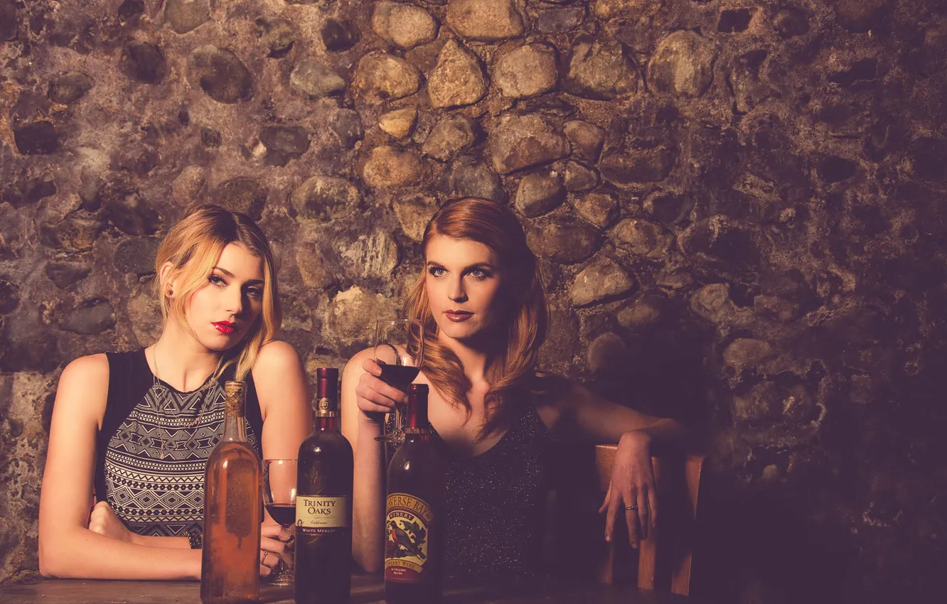 Фото обои фон, девушки, вино, бокал, ресторан, Andrea, Rachel