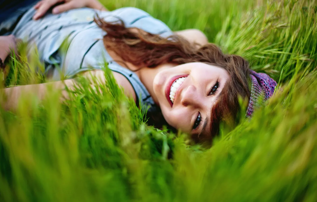 Фото обои лето, трава, девушка, природа, улыбка, настроение