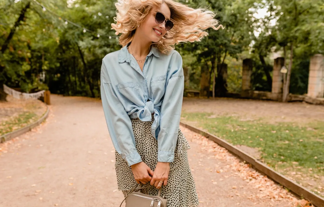 Фото обои лето, девушка, город, улыбка, парк, модель, юбка, очки