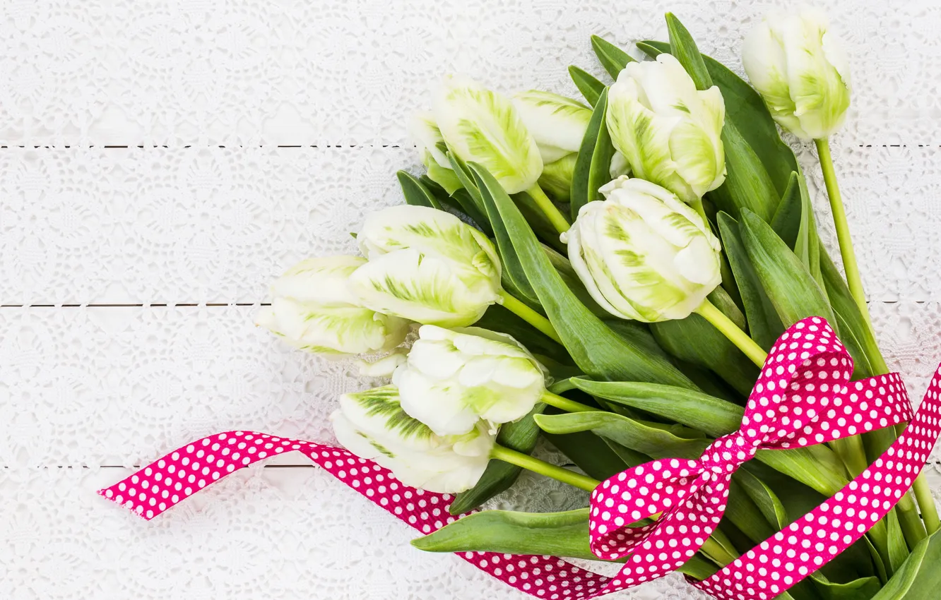 Фото обои цветы, букет, лента, тюльпаны, white, белые, wood, flowers