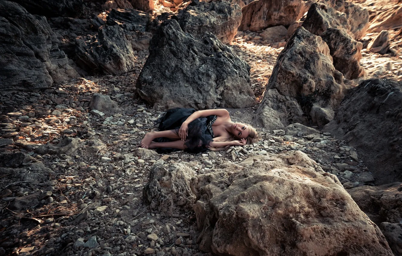 Фото обои девушка, камни, лежит