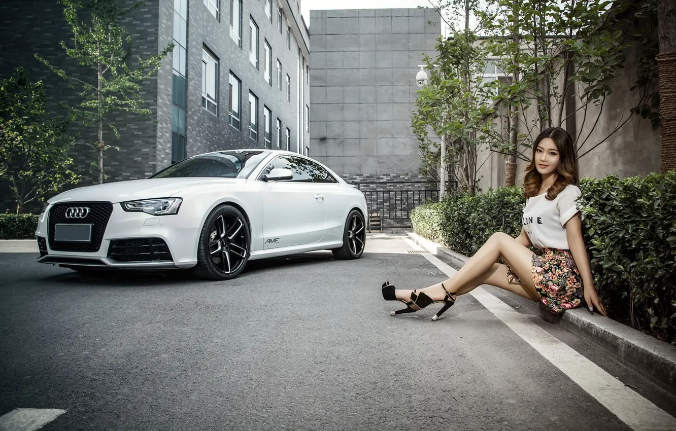 Фото обои взгляд, Audi, Девушки, азиатка, красивая девушка, белый авто, сидит на бардюре