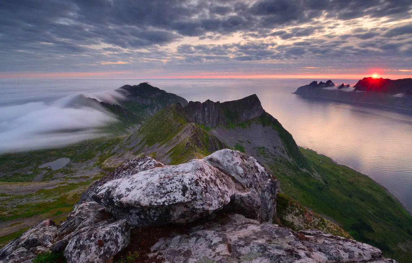 Фото обои море, солнце, туман, восход, скалы, рассвет, остров, утро