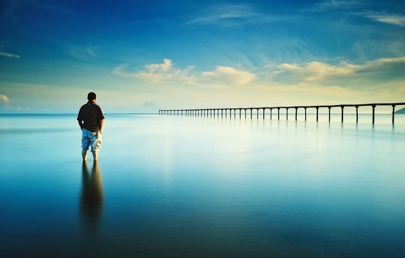 Фото обои море, синий, отражение, зеркало, горизонт, пирс, мужчина, бесконечность