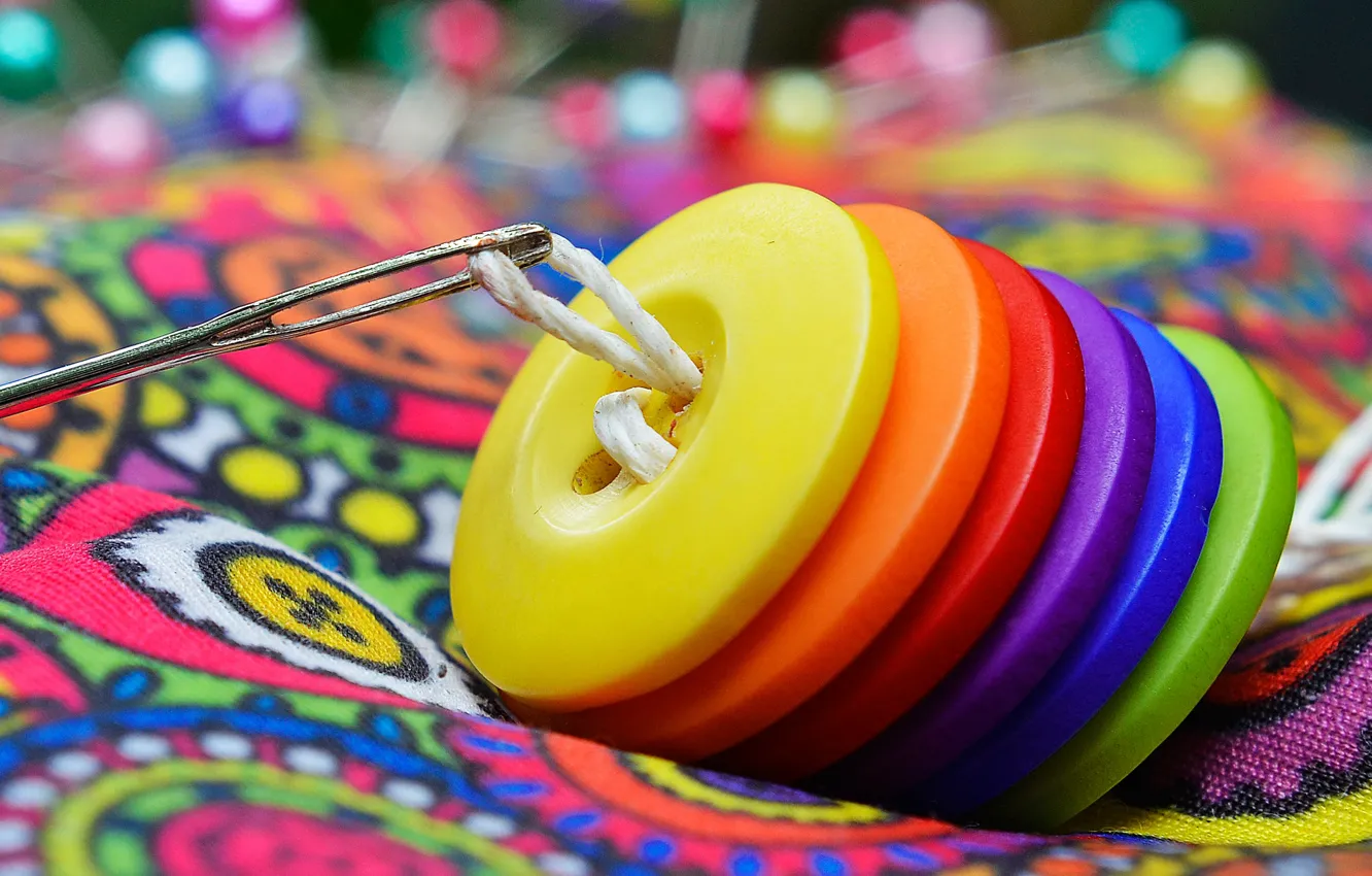 Фото обои радуга, пуговицы, нитка, иголка, шитье