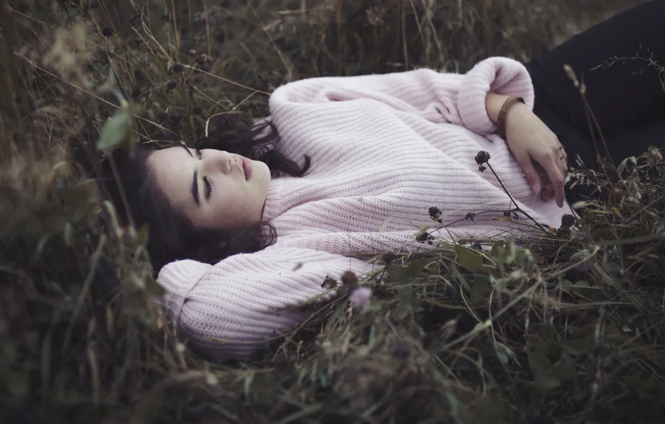Фото обои трава, девушка, лежит, свитер
